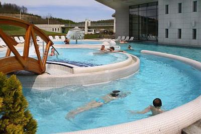 Óriási külső medencék a  Saliris Spa Termál és Wellness szállodában - Saliris**** Resort Spa Hotel Egerszalók - Akciós spa és wellness hotel Egerszalókon